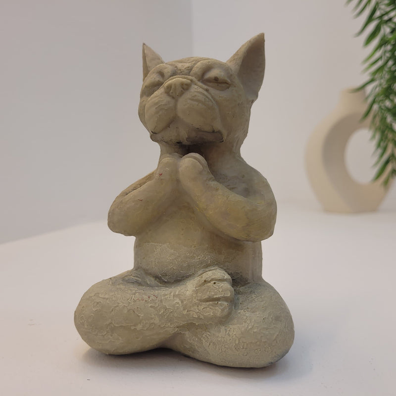 Escultura Bulldog em Meditação